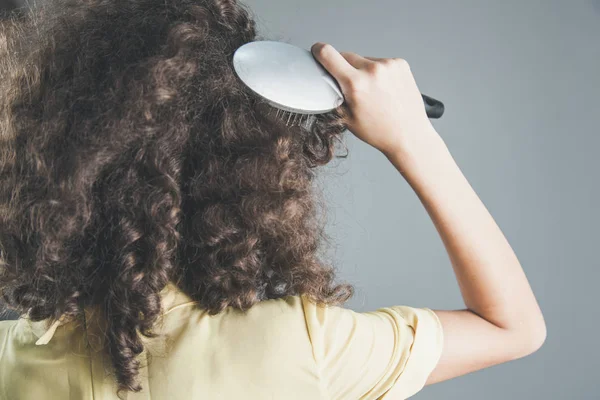 Woman comb hair — Stock Photo, Image