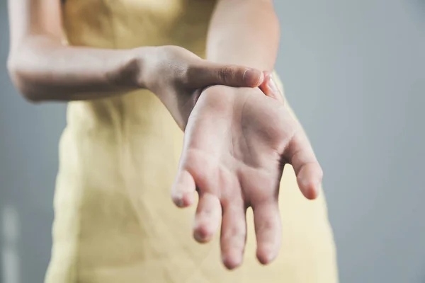 女人手痛 — 图库照片