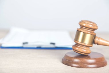 Tahta yargıç ve belge