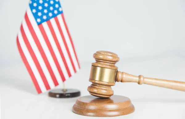 Giudice in legno e bandiera americana — Foto Stock