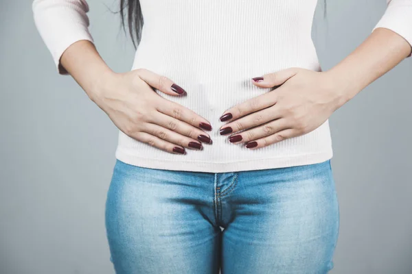 Mujer con dolor menstrual — Foto de Stock