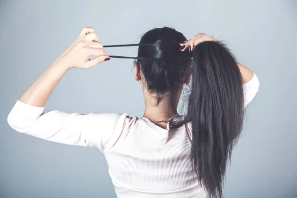 Жінка, щоб зв'язати волосся — стокове фото