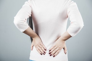 Kadın sırtı ağrıyor