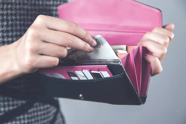 Kvinna hand pengar med plånbok — Stockfoto