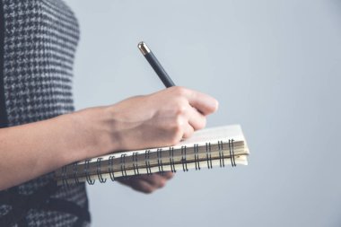 Kadın el kalemi ve not defteri.