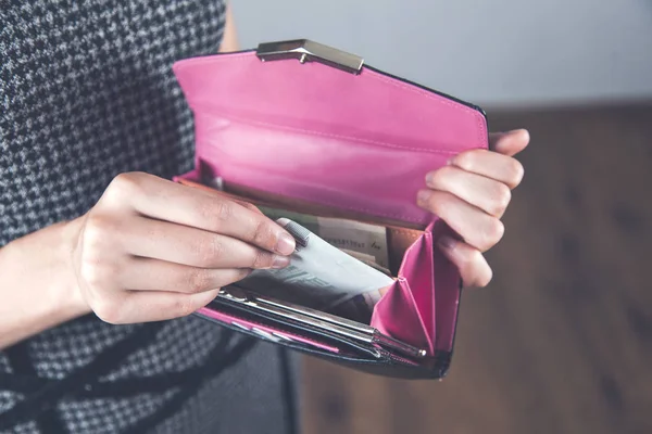Kvinna hand pengar med plånbok — Stockfoto