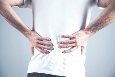 Adam sırt ağrısı çekiyor.