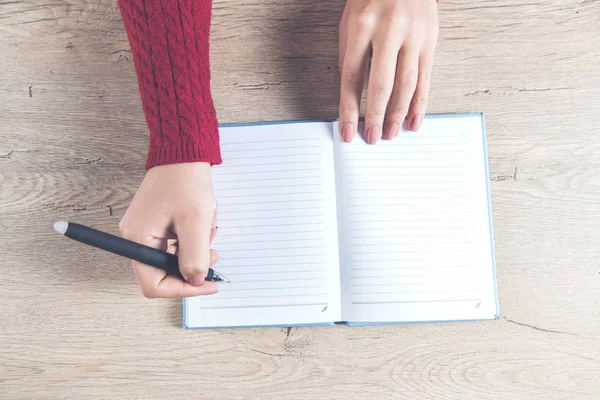 Handnotitieblok en pen voor vrouwen — Stockfoto