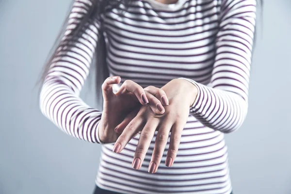 Mão mulher na mão dor — Fotografia de Stock