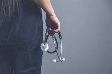 Doktor el steteskobu arkada.