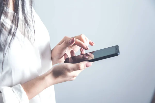 Mujer mano teléfono inteligente — Foto de Stock