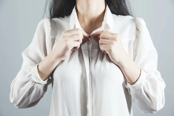 Kadın eli gömlek düğmelerinde — Stok fotoğraf