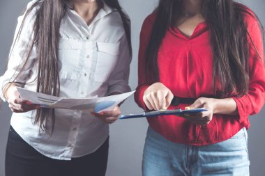 iki iş kadını el belgesi