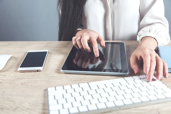 Tableta de mano mujer en el escritorio — Foto de Stock