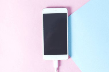 Mavi masadaki usb ile akıllı telefon