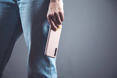 Kadın el akıllı telefonu koyu arkaplanda.