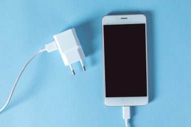 Masasında USB olan akıllı bir telefon.