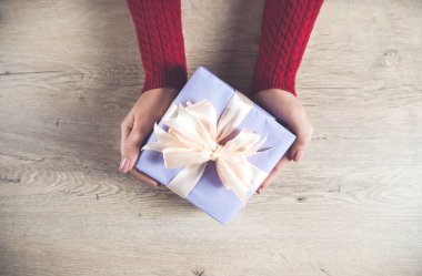 Ahşap masadaki kadın el çantası.