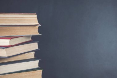 Kara karatahta arkaplanındaki kitaplar