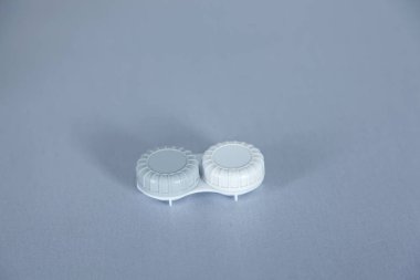 Gri masa arkaplanındaki lens kutusu