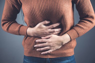 Kadın eli karın üstü, karanlık arka planda.