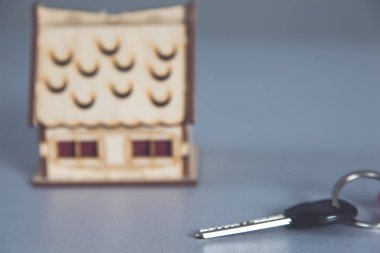 Anahtarın üzerinde ev modeli var.