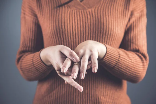 Γυναίκα Πόνο Δάχτυλο Στο Σκούρο Φόντο — Φωτογραφία Αρχείου