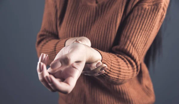 Woman Ache Hand Gray Background — Stock Photo, Image