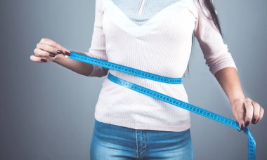 Gri arka planda kadın el sayacı