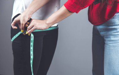 Terzi kadın el sayacı ile kadın.