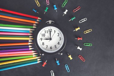 Kalemli saat ve karatahtanın üzerinde durağan