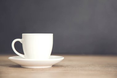 Arka planda bir fincan kahve. 