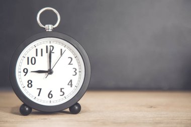 Siyah karatahta arkaplanındaki saat