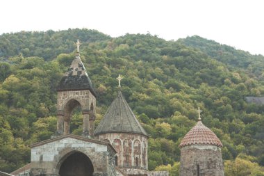 Ormandaki kilise, dağ arkası.