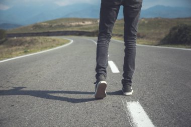 Yollarda gezen genç bir adam.