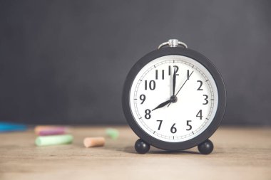 Masa arkasında saat olan tebeşir