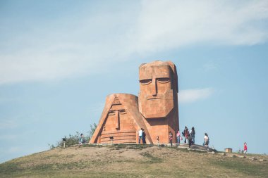 Ermenistan ve Dağlık Karabağ mavi gökyüzünün altında