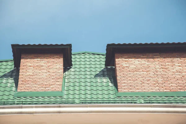 Piękny Dach Ceglaną Ścianą Pod Niebem — Zdjęcie stockowe