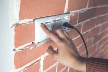 Kadın ev aydınlığa 