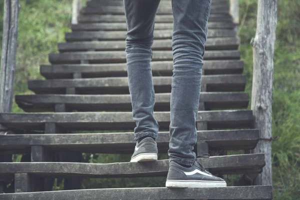 Erkek Doğada Merdivenleri Tırmanır — Stok fotoğraf