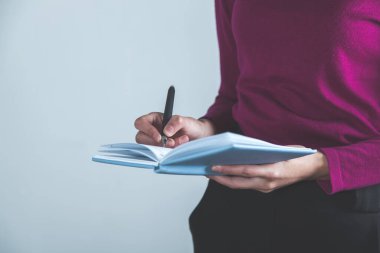 Not defterli genç kadın el kalemi. 