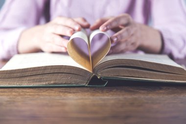 Kadın el kitabı. Masasında kalp olan.