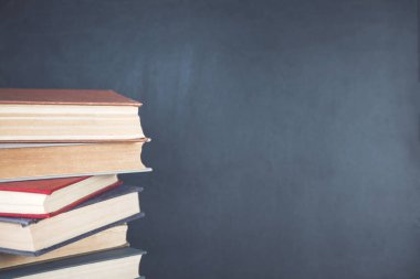 Kara tahta arkaplanındaki kitaplar