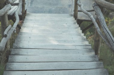 Doğanın arka planında ahşap merdiven