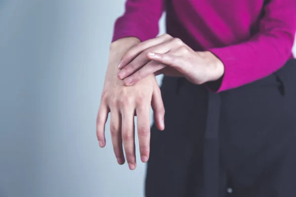 Χέρι Γυναίκα Στον Πόνο Χέρι Γκρι Φόντο — Φωτογραφία Αρχείου