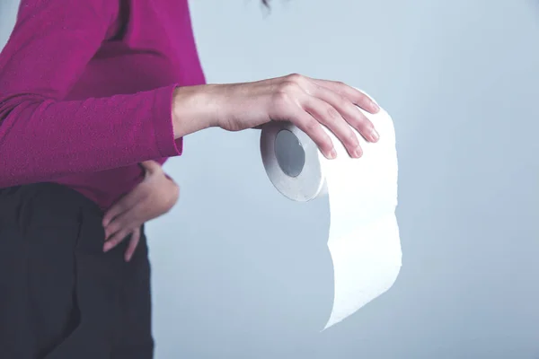 Žena Ruční Toaletní Papír Šedém Pozadí — Stock fotografie