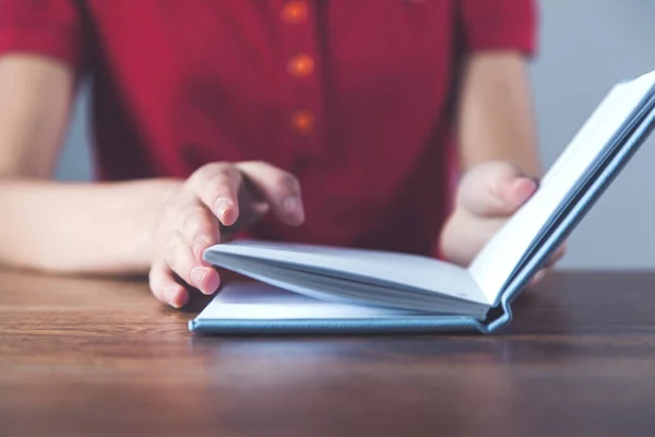 Vrouw Hand Notitieblok Het Bureau — Stockfoto