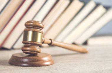 Kitapların arka planında tahtadan yargıç