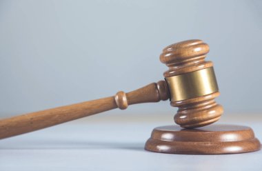 Tahta yargıç gri arka planda masanın üstünde.