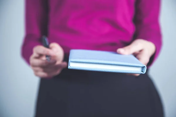 Vrouw Hand Vasthouden Notitieblok Met Pen — Stockfoto